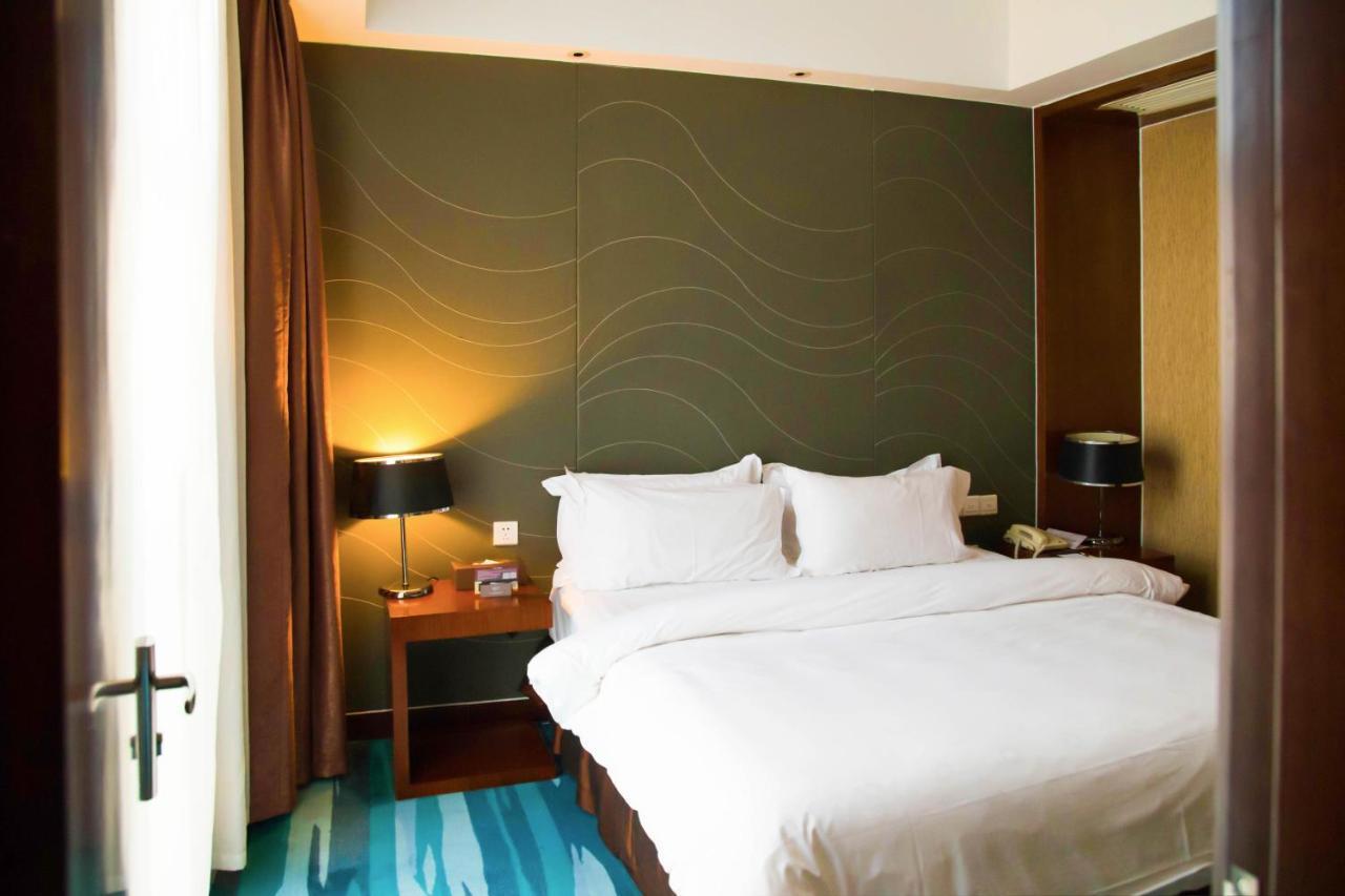 Metropolo, Zhenjiang, Railway Station Wanda Plaza Hotel Zhenjiang  Exterior foto